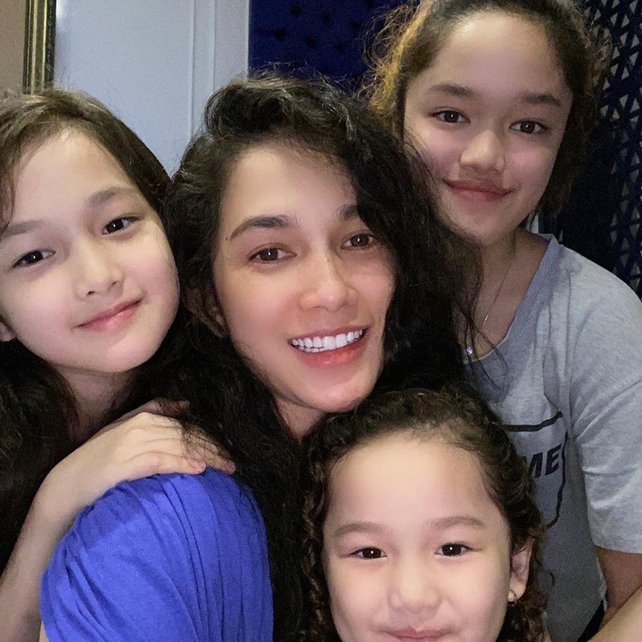 <p>Meski sibuk mengurus anak paling kecil, Ussy tampak tetap memperhatikan anak-anaknya yang lain. (Foto: Instagram @ussypratama)</p>