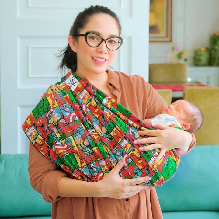 <p>Layaknya ibu-ibu, Ussy juga menimang baby Saka pakai kain seperti ini, Bunda. (Foto: Instagram @ussypratama)</p>