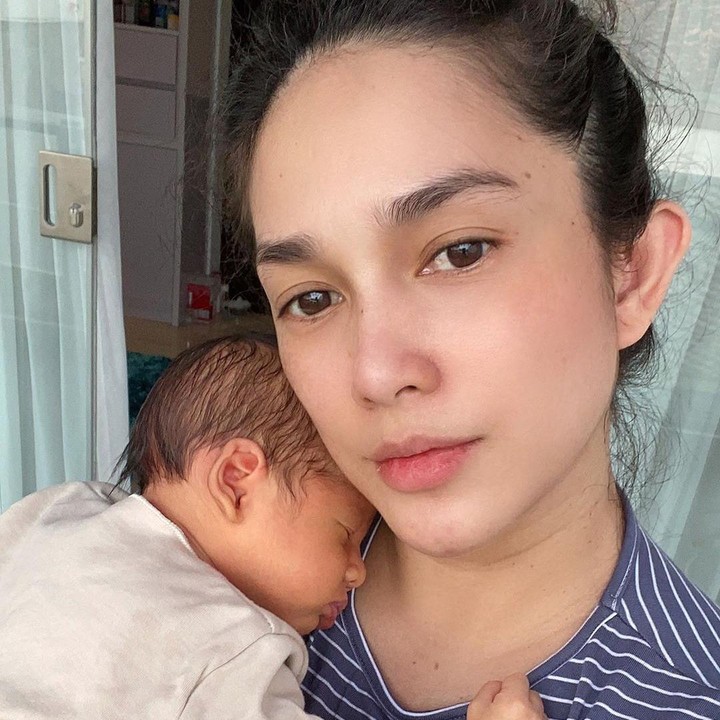 <p>Kebahagiaan masih menyelimuti Ussy Sulistiawaty dan  Andhika Pratama. Pada 1 September lalu, pasangan ini dikaruniai seorang bayi laki-laki yang diberi nama Sakalingga Ibra Pratama. (Foto: Instagram @ussypratama)</p>