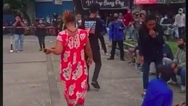 img-title Viral Ibu Berdaster Jemput Anaknya yang Ketahuan Lagi Ikut Demo
