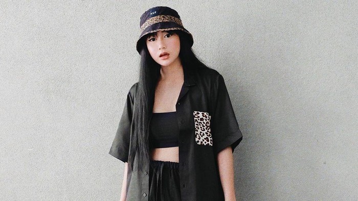 7 Inspirasi All Black Outfit Untuk Gaya Berkelas, Solid dan Simple!