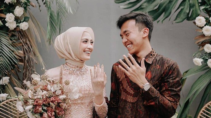 6 Inspirasi Model Kebaya Earth Tone yang Cantik untuk Lamaran