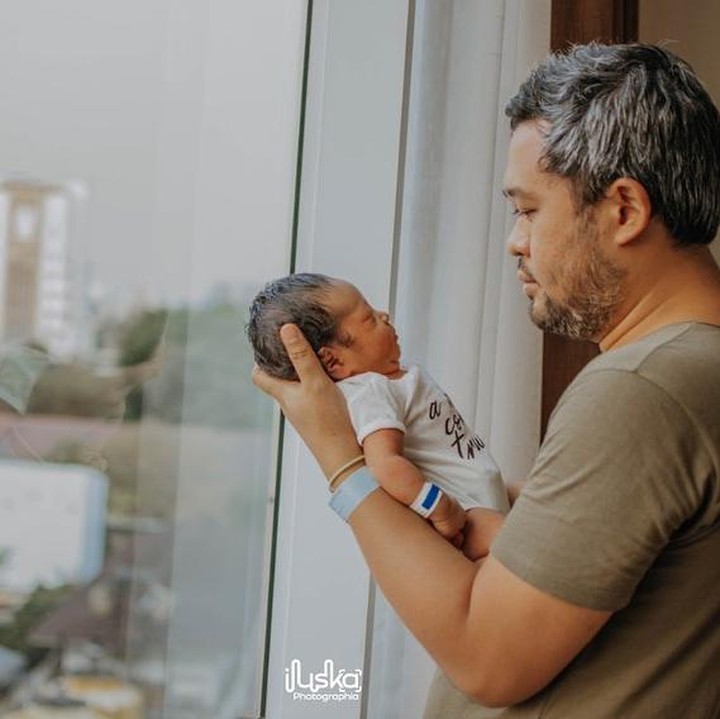 <p>Bayi Rachel Maryam pun akhirnya dirawat sang ayah selama 4 hari pertama karena sang ibunda harus dirawat intensif di HCU.</p>