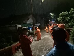Banjir dan Longsor di Ciganjur Jaksel, 100 Orang Mengungsi