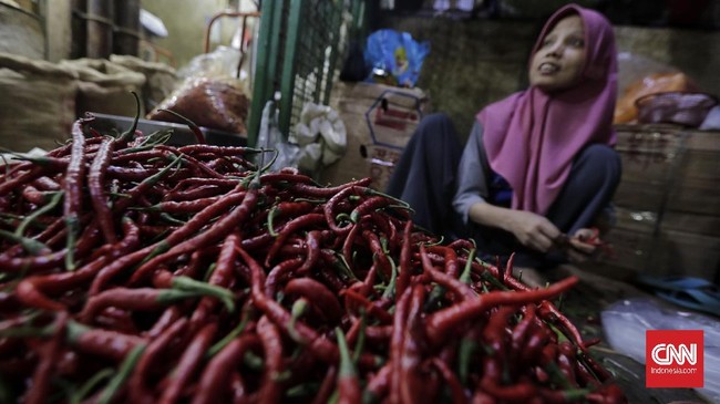 Harga kebutuhan pokok naik pada perdagangan awal pekan ini. Kenaikan terjadi pada cabai merah, daging ayam, hingga minyak goreng.