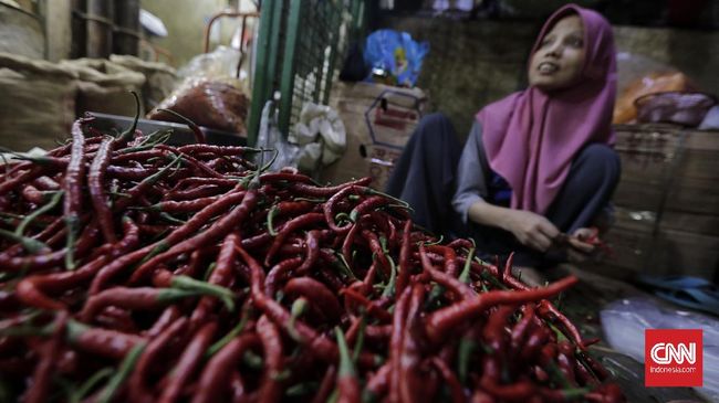 Harga kebutuhan pokok naik pada perdagangan awal pekan ini. Kenaikan terjadi pada cabai merah, daging ayam, hingga minyak goreng.