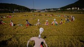 FOTO: Salam 'Hwaiting!' dari Orang-orangan Sawah di Korea Bulan ini, persawahan di Suncheon, Korea Selatan, memajang orang-orangan sawah yang bertema semangat menghadapi pandemi virus Corona.