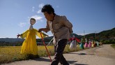 FOTO: Salam 'Hwaiting!' dari Orang-orangan Sawah di Korea Bulan ini, persawahan di Suncheon, Korea Selatan, memajang orang-orangan sawah yang bertema semangat menghadapi pandemi virus Corona.
