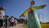 FOTO: Salam 'Hwaiting!' dari Orang-orangan Sawah di Korea Bulan ini, persawahan di Suncheon, Korea Selatan, memajang orang-orangan sawah yang bertema semangat menghadapi pandemi virus Corona.