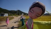 FOTO: Salam 'Hwaiting!' dari Orang-orangan Sawah di Korea Bulan ini, persawahan di Suncheon, Korea Selatan, memajang orang-orangan sawah yang bertema semangat menghadapi pandemi virus Corona.