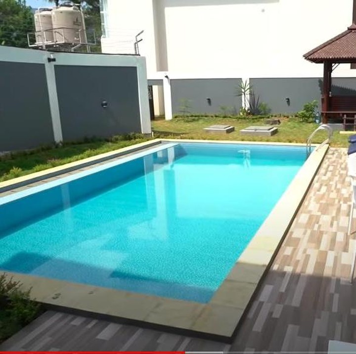 <p>Setiap vila dilengkapi kolam renang, Bunda. Kolam renang bukan jadi fasilitas umum di komplek vilanya. (Foto: YouTube Rans Entertainment)</p>