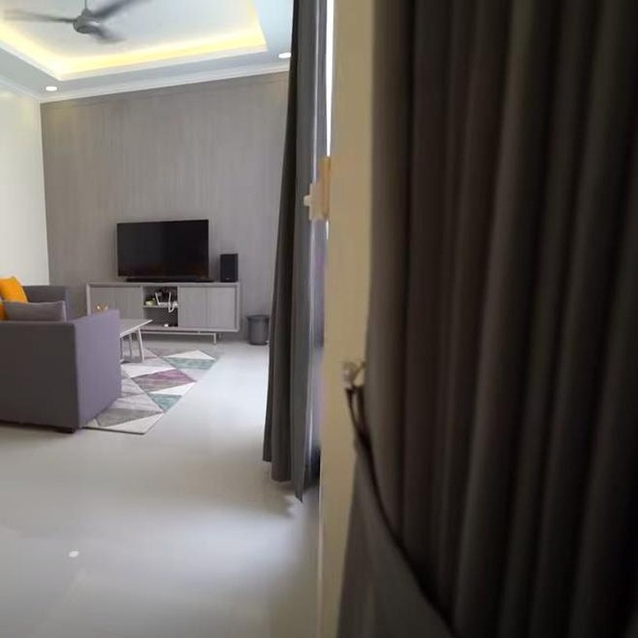 <p>Tak cuma satu vila, ia memiliki komplek vila berhektar-hektar yang terdiri belasan unit vila. Ia menyebutkan dalam YouTube Raffi Ahmad, di kompleknya itu, ia memiliki vila dengan kamar dua sebanyak 11 unit, 5 kamar sebanyak 1 unit, ada juga yang 3 kamar, dan 4 kamar. (Foto: YouTube Rans Entertainment)</p>