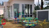 <p>Tak cuma fasilitas untuk dewasa, anak-anak juga bisa menikmati playground kecil di komplek vilanya, Bunda. (Foto: YouTube Rans Entertainment)</p>
