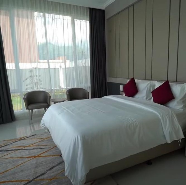 <p>Di satu unit vila milik Syekh Ali Jaber, setiap kamar dilengkapi kamar mandi dalam dan AC, lho. (Foto: YouTube Rans Entertainment)</p>