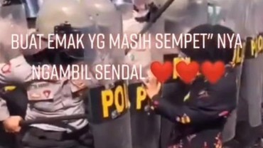 Demi Sandal, Ibu Ini Nekat Terobos Barikade Polisi di Tengah Demo