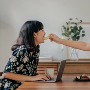 Bosan Tapi Masih Sayang, Coba Atasi dengan Ini Bareng Pasangan