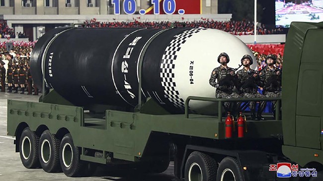Jepang mengatakan akan meningkatkan pertahanan sebagai respons atas aksi Korea Utara melakukan parade militer yang memamerkan rudal antarbenua.