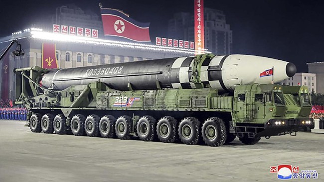 Rudal balistik antarbenua baru yang diluncurkan Korut memicu ancaman baru di kawasan Asia hingga Amerika Serikat.