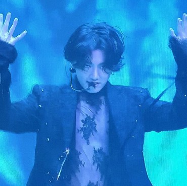 6 Foto Jungkook BTS Pakai Baju Menerawang, Sukses Bikin ARMY Ambyar