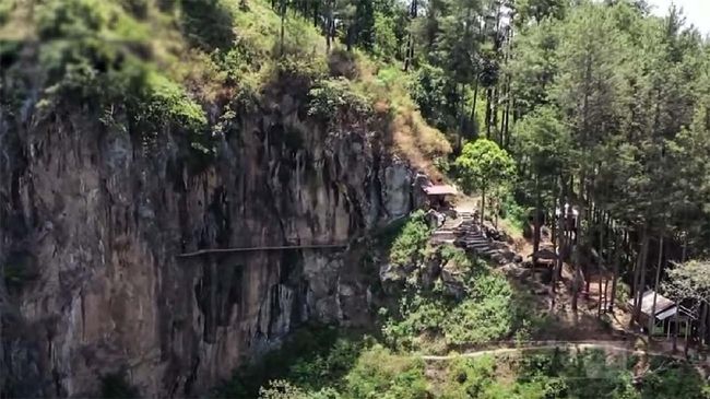 Wisatawan yang gemar tantangan dapat mengunjungi Desa Sepakung, Semarang, untuk mencoba berayun di ketinggian, ke hadapan jurang.