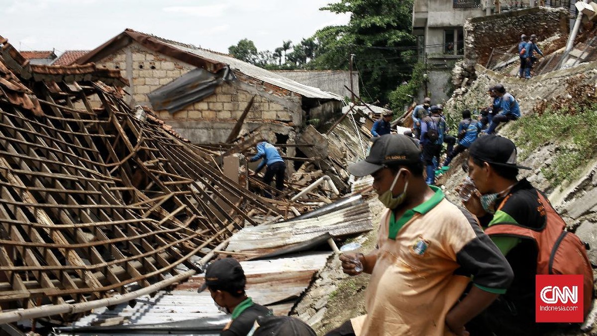 FOTO: Banjir Picu Tanah Longsor di Jagakarsa