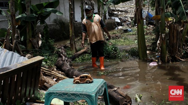 Satgas Penanganan Covid-19 meminta pemerintah daerah agar membantu warga menerapkan protokol kesehatan yang ketat di pengungsian.