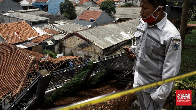 FOTO: Banjir Picu Tanah Longsor di Jagakarsa