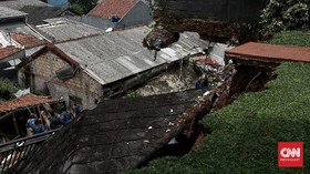 Pipa PDAM Pecah dan Hancurkan Rumah Warga di Bandung
