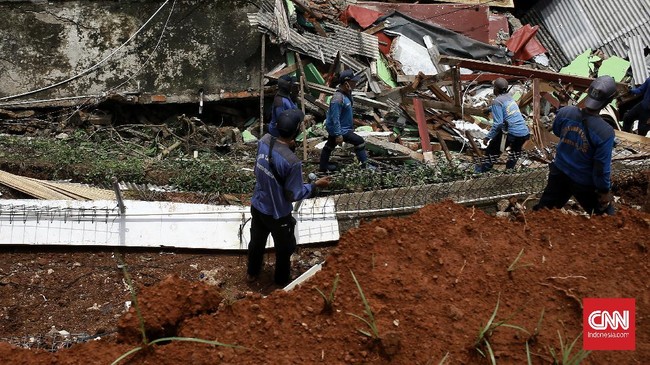 Korban yang merupakan ketua RT setempat ditemukan tim SAR di kedalaman material longsor kurang lebih satu meter di Kampung Lebak Cihideung, Lembang.