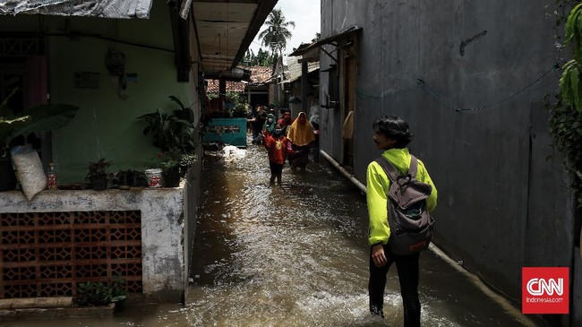 Hujan deras di Jakarta pada Selasa (27/10) menyebabkan empat RT dan tujuh titik jalan tergenang hingga banjir setinggi 70 sentimeter.