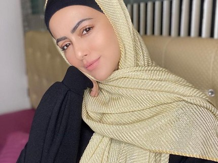 7 Potret Artis Cantik Bollywood Sana Khan yang Hijrah dan Berhijab