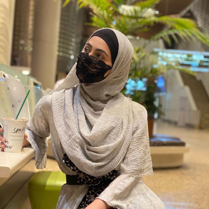 <p>Sana Khan pun kini sudah berhijab. (Foto: Instagram @sanakhaan21)</p>