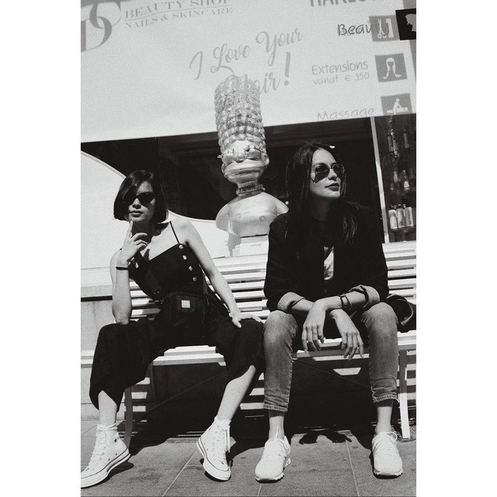 <p>Di foto ini, Sophia dan Eva tampak seperti teman seumuran yang lagi nongkrong ya, Bunda? (Foto: Instagram @sophia_latjuba88)</p>