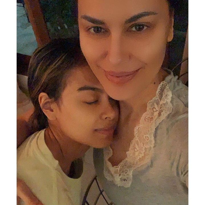 <p>Sophia Latjuba dan Eva Celia dari dulu memang sering membagukan momen kedekatan mereka, Bunda. Di foto ini, Eva tampak begitu nyama dalam pelukan sang bunda. (Foto: Instagram @sophia_latjuba88)</p>