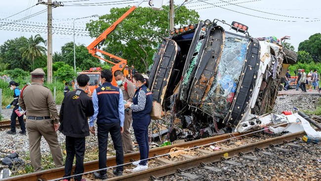 Kecelakaan antara kereta barang dan bus terjadi di Thailand pada Minggu (11/10) pagi hingga menewaskan 20 orang dan lebih 40 lainnya luka-luka.