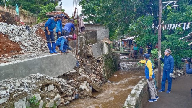 Turap Kali Pulo yang jebol akibat terkikis air menjadi penyebab longsor di Jati Padang, Jaksel. Akibatnya satu rumah di bantaran kali ambruk