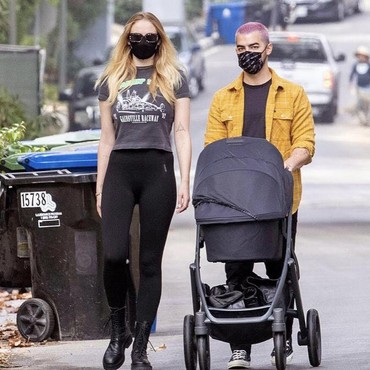 2 Bulan Melahirkan, Bentuk Tubuh Sophie Turner Bikin Iri Kaum Hawa