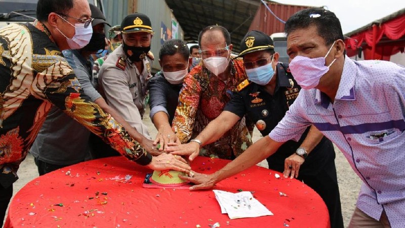 Kepala Bidang Kepabeanan dan Cukai Kantor Wilayah (Kanwil) Bea Cukai Sumatera Utara, Deny Sudrajat melepas ekspor perdana