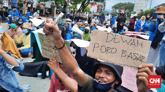 Warga adat mengusir pihak perusahaan tambang saat menyosialisasikan amdal tiga desa di Kecamatan Taniwel Kabupaten Seram Bagian Barat, Maluku.