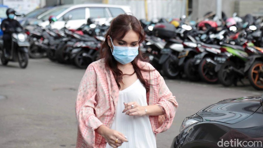 Ayu Ting Ting saat ditemui di kawasan Trans TV.
