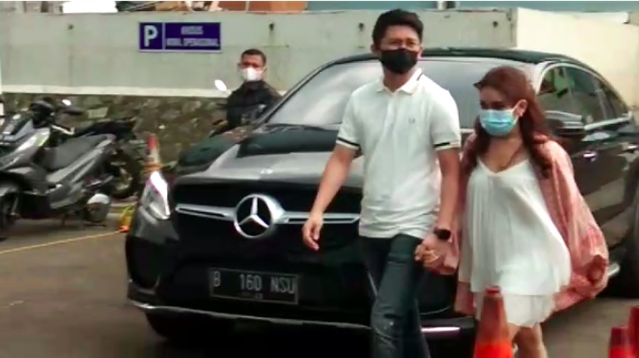 Momen mesra Ayu Ting Ting dan Adit Jayusman