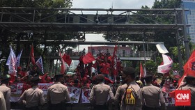Polisi Gulung Kawat Berduri, Buruh Urung Demo di Depan Istana