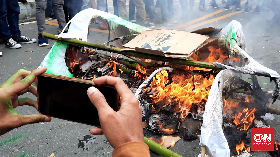Demo Tolak Omnibus Law, Massa di Ambon Bakar Foto Puan