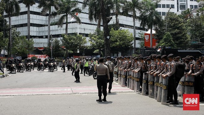 Polda Metro Jaya mengerahkan belasan ribu personel untuk mengamankan aksi demo 1310 menolak omnibus law UU Ciptaker yang rencananya digelar siang ini.