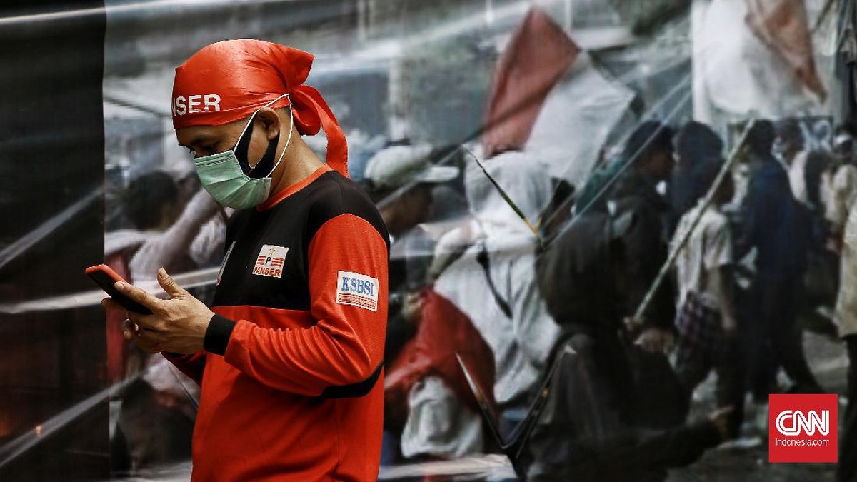 FOTO: Demo Tolak Omnibus Law di Jalan Medan Merdeka Barat