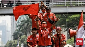 FOTO: Demo Tolak Omnibus Law di Jalan Medan Merdeka Barat