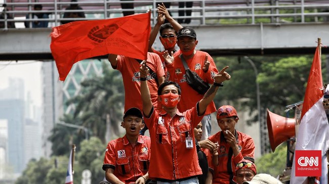Pengamat menilai upah tidak naik atau tetap pada 2021 sebagai jalan tengah bagi pengusaha dan pekerja di tengah tekanan bisnis akibat covid-19.