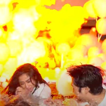 Dewi Perssik Panik Balon Gas Meledak dan Keluar Api di Ultah Suami