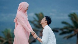 Foto Mesra bareng Dinda Hauw, Netizen Salfok Lihat Pitak Rey Mbayang