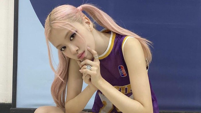 Fans Pertanyakan Rambut Rose BLACKPINK Hampir Selalu Diurai, Ini Alasannya